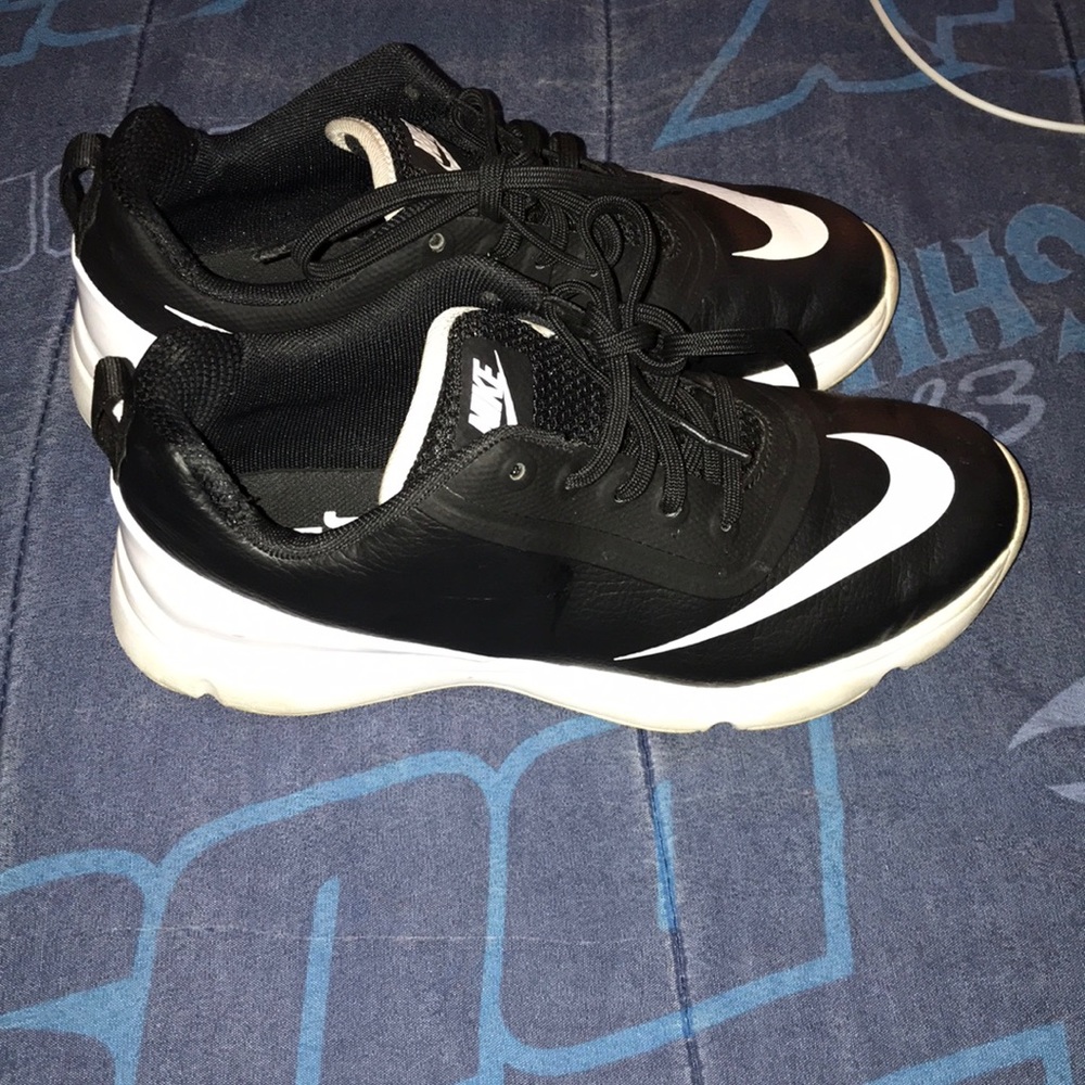 Black nike shoes